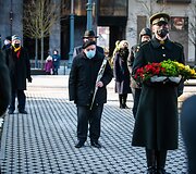 Gėlių padėjimas prie Kovo 11-ajai skirto paminklo