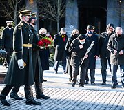 Gėlių padėjimas prie Kovo 11-ajai skirto paminklo