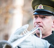 Gėlių padėjimas prie Kovo 11-ajai skirto paminklo