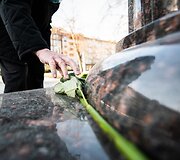 Gėlių padėjimas prie Kovo 11-ajai skirto paminklo