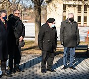 Gėlių padėjimas prie Kovo 11-ajai skirto paminklo