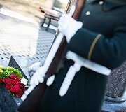 Gėlių padėjimas prie Kovo 11-ajai skirto paminklo