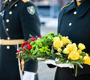 Gėlių padėjimas prie Kovo 11-ajai skirto paminklo