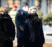 Gėlių padėjimas prie Kovo 11-ajai skirto paminklo