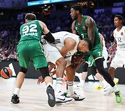 Walteris Tavaresas tarp Edgaro Ulanovo ir Moseso Wrighto