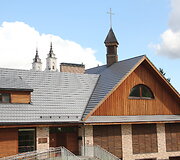 Vilniaus Kalvarijų vienuolynas (stogas su &bdquo;Turmalin&ldquo; čerpėmis)