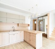 Naujos statybos kotedžo Pavilnyje pilnas įrengimas nuo dalinės apdailos. Virtuvės ir prie&scaron;kambario zona
