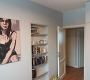 Senos statybos trijų kambarių buto sostinės S.Konarskio g. kapitalinis remontas. I&scaron; pagrindų pakeista elektros instaliacija, vamzdynai, atliekami visi vidaus apdailos darbai. V.Bičkūno komandos įrengtoje miegamojo zonoje &ndash; ni&scaron;a knygoms