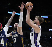 Jonas Valančiūnas prie&scaron; Domantą Sabonį