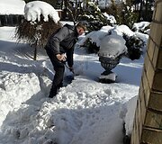 &Scaron;e&scaron;i vaikinai i&scaron; Palangos pasisiūlė nukasti sniegą 