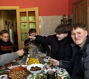&Scaron;e&scaron;i vaikinai i&scaron; Palangos pasisiūlė nukasti sniegą 
