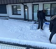 &Scaron;e&scaron;i vaikinai i&scaron; Palangos pasisiūlė nukasti sniegą 