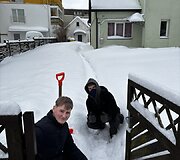 &Scaron;e&scaron;i vaikinai i&scaron; Palangos pasisiūlė nukasti sniegą 