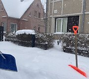 &Scaron;e&scaron;i vaikinai i&scaron; Palangos pasisiūlė nukasti sniegą 
