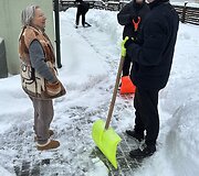 &Scaron;e&scaron;i vaikinai i&scaron; Palangos pasisiūlė nukasti sniegą 
