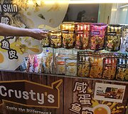 Salted egg skonio žuvies odos čipsų kioskas, Chinatown, Singapūras