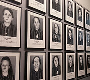 I&scaron; pradžių pirmieji žmonės buvo fotografuojami, o nuotraukos archyvuojamos, vėliau naciai nuotraukų nebedarė dėl žmonių kiekio ir kad liktų kuo mažiau įkalčių.