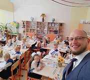 Artūras Žarnovskis padėjo rekonstruoti susprogdintą mokyklą Avdijivkos miestelyje, Donecko regione