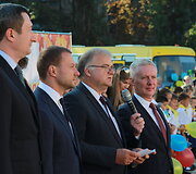 Artūras Žarnovskis padėjo rekonstruoti susprogdintą mokyklą Avdijivkos miestelyje, Donecko regione