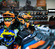 Papasakojo kaip i&scaron;sirinkti motociklininko &scaron;almą