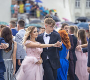Katedros aik&scaron;tėje lenkų nacionalinis &scaron;okis - Polonezas