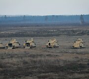 Į Lietuvą su sunkiąją technika atvyko nauja JAV karių rotacija