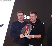 &bdquo;Inovatyviausių technologijų&ldquo; startuoliu pripažinta įmonė &bdquo;Litilit&ldquo;. Apdovanojimą įteikė T.Burgaila, &bdquo;Kilo Health&ldquo; vadovas ir bendraįkūrėjas