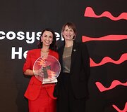 &bdquo;Ekosistemos herojaus&ldquo; apdovanojimą, skirtą M.Mikuckui atsiėmė I. Langaitė, Lietuvos startuolių asociacijos &bdquo;Unicorns Lithuania&rdquo; vadovė