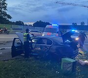 VIlniaus Olandų gatvėje BMW trenkėsi į du stulpus
