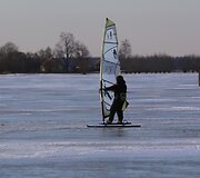 Potvynio zonoje vėją pasikinkė klubo &bdquo;Ventvėjas&ldquo; ekstremalai (Skaitytojo Rolando nuotr.)
