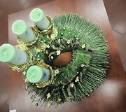 Kalėdinė dvasia gyva floristinėse kompozicijose