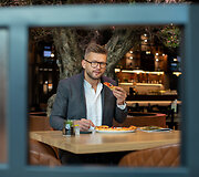 Garsus &scaron;efas įvertino Vilniuje duris atvėrusį restoraną &bdquo;Olive Kitchen&ldquo;
