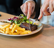 Garsus &scaron;efas įvertino Vilniuje duris atvėrusį restoraną &bdquo;Olive Kitchen&ldquo;