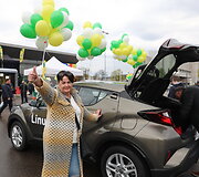 Neregėtos automobilių dalybos: &bdquo;Iki&ldquo; gimtadienio loterijos laimėtojams įteikti 8 visureigių rakteliai