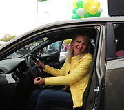 Neregėtos automobilių dalybos: &bdquo;Iki&ldquo; gimtadienio loterijos laimėtojams įteikti 8 visureigių rakteliai