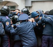 Ukrainos policija grumiasi su separatistais Charkovo mieste