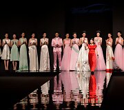 Dizainerė Deng Zhaoping (raudona suknele)