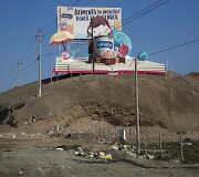 Ry&scaron;kus kontrastas tarp reklamų ir nykaus Peru peizažo