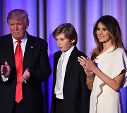 Donaldas Trumpas ir Melania Trump su sūnumi Barronu (2016 m.)