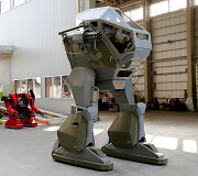 Japonų inžinierius pristatė i&scaron; vidaus valdomą milžini&scaron;ką robotą