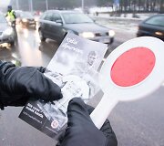 Tarptautinės Antikorupcijos dienos i&scaron;vakarėse Vilniuje surengta akcija &bdquo;Ky&scaron;is i&scaron;purvina&ldquo;