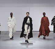 &bdquo;Issey Miyake&ldquo; 2020&ndash;2021 m. rudens ir žiemos kolekcijos modelis