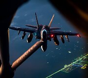 JAV karinių oro pajėgų lėktuvas &bdquo;KC-135 Stratotanker&ldquo; pildo degalų atsargas JAV karinio jūrų laivyno lėktuvui &bdquo;F/A-18F Super Hornet&ldquo; vir&scaron; Artimųjų Rytų operacijos &bdquo;Epic Fury&ldquo; metu