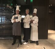 Nida Degutienė su dviem labiausiai patyrusiais  restorano &scaron;efais: serbu Petar Ogrizovic ir indu Mithun Sikdar 