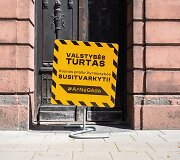 Kauno savivaldybės prie apleistų pastatų pastatyti ženklai