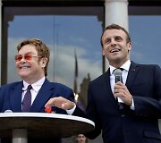  Emmanuelis Macronas ir Eltonas Johnas