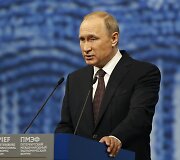 Rusijos prezidentas Vladimiras Putinas penktadienį ekonomikos forume Sankt Peterburge