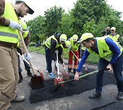 Studentai lopė duobes Žirmūnų gatvėje