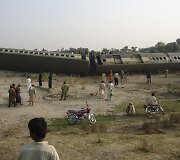 Pakistane per bombos sprogimą nuo bėgių nuvirto keleivinis traukinys 