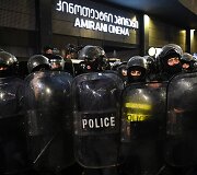Sakartvelo kra&scaron;tutinių de&scaron;iniųjų grupės protestuoja prie&scaron; filmo apie gėjus premjerą